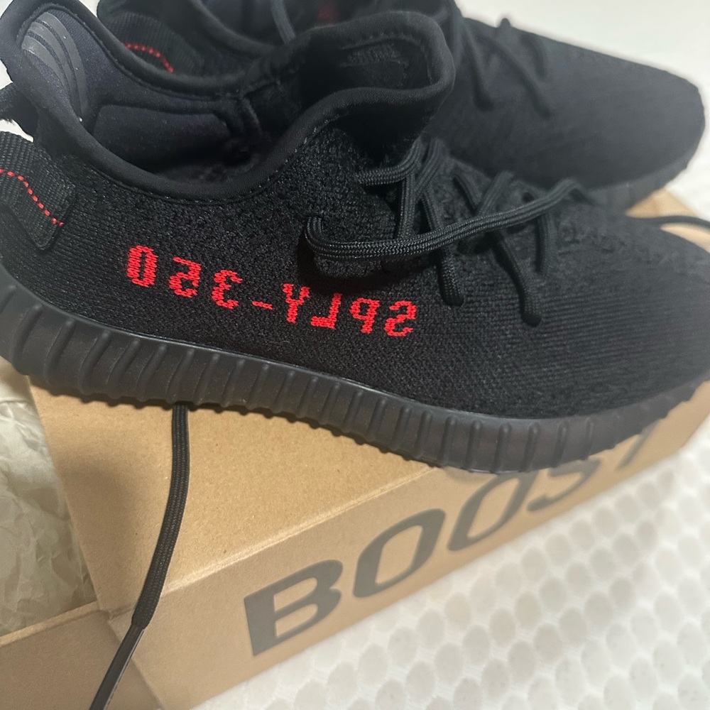 Yeezy Boost 350 Adidas Black sneakers. (Authentic)